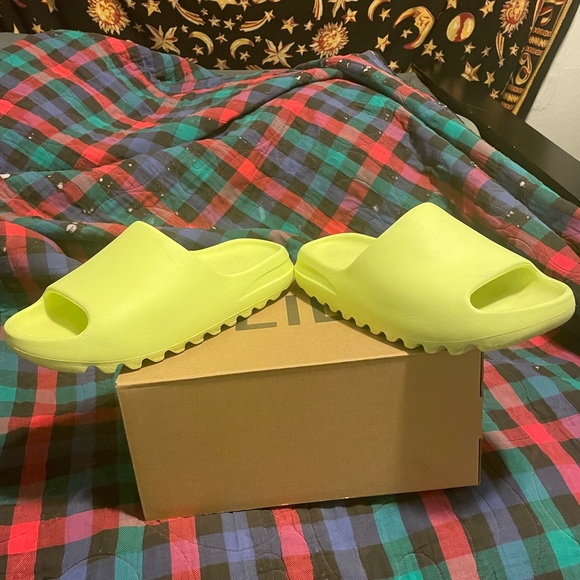 These are Neon Yellow Yeezy Slides in a size 10 worn a few times still clean - Picture 4 of 4